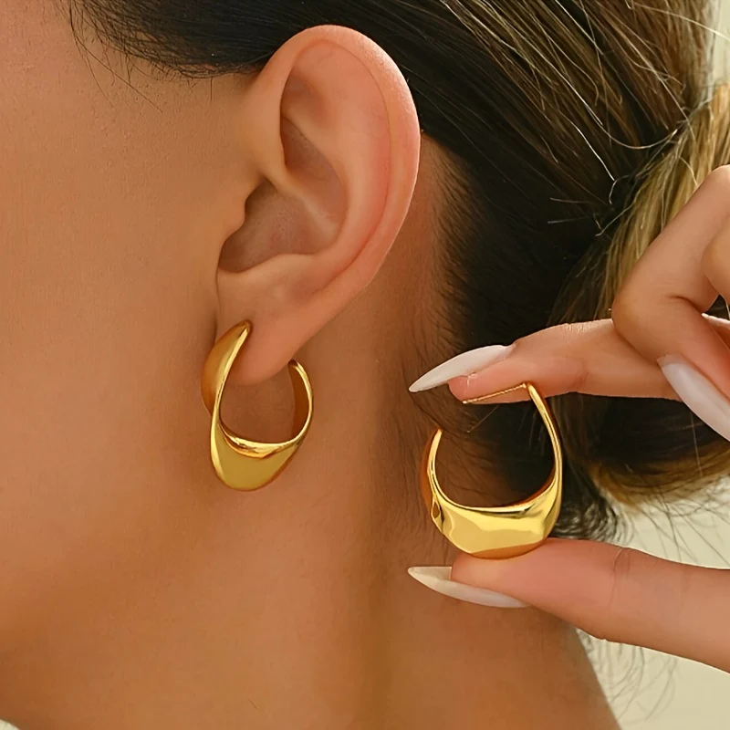 Sculpted Crescent Hoop Earrings | Gold - Image 2