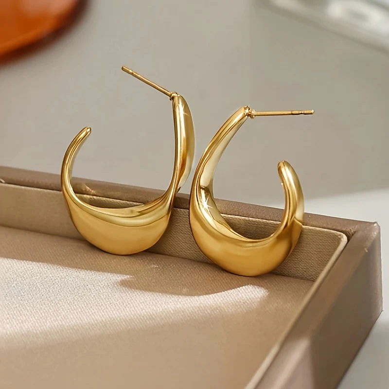 Sculpted Crescent Hoop Earrings | Gold - Image 4